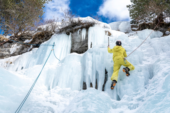 Arrampicata su ghiaccio e corsi di arrampicata su ghiaccio (oua_612633492_image)