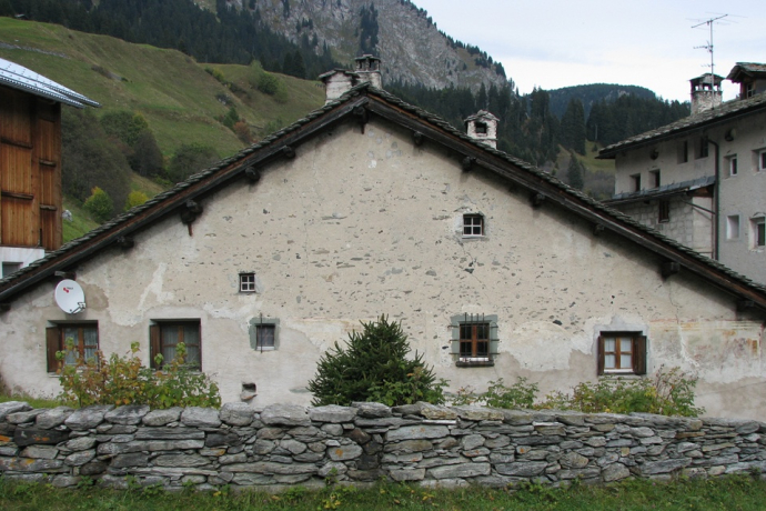 Das Cunvent in Casaccia, das teilweise verschüttet wurde. Es diente Säumern und Handelsleuten als Unterkunft, Warenlager und Stall für die Tiere.