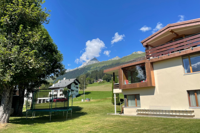 Ferienwohnung Casa Cambrus - Aussenansicht Sommer