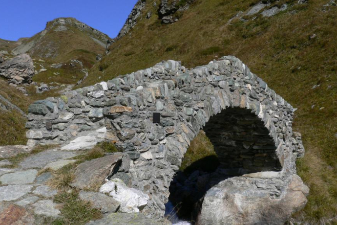 Die 1992 gebaute Brücke am Septimerweg.