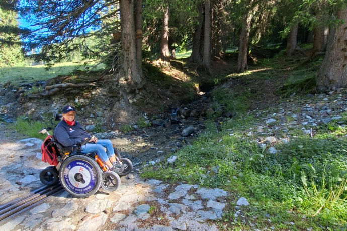 The JST Mountain Drive can overcome small obstacles such as bumps, water drains and cobblestones.