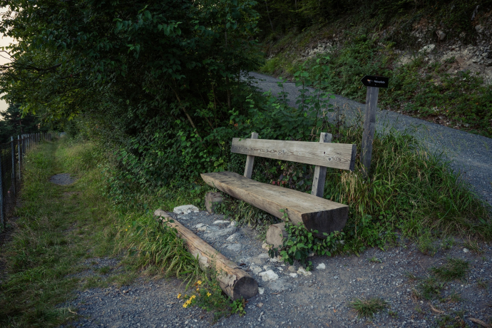 Sitzbank mit Blick auf die Reben in Walenstadt Sitzbank mit Blick auf die Reben in Walenstadt