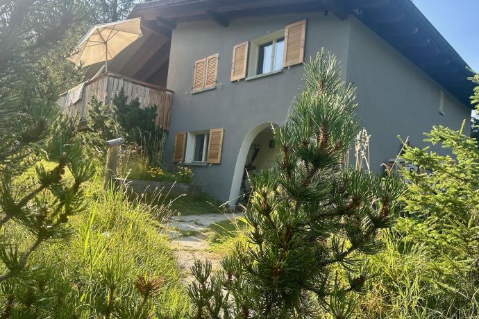 Haus Soras von aussen im Sommer