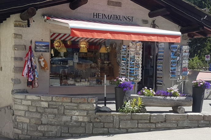 Gift shop local art (oua_620277933_image)