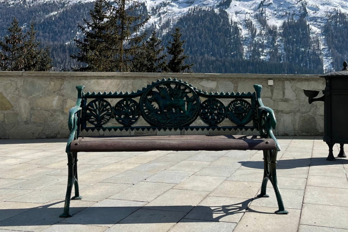 Sitzbänke Carlton Hotel (oua_620279149_image)