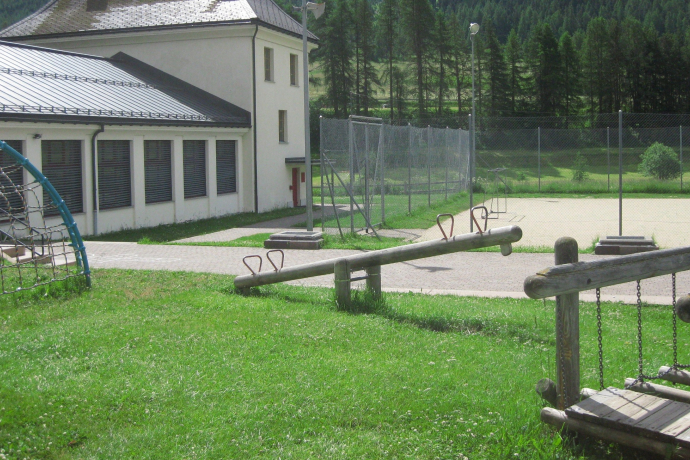 Kinderspielplatz Schulhaus (oua_620280747_image)