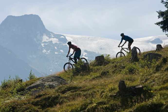 Biker mit Medelsergletscher