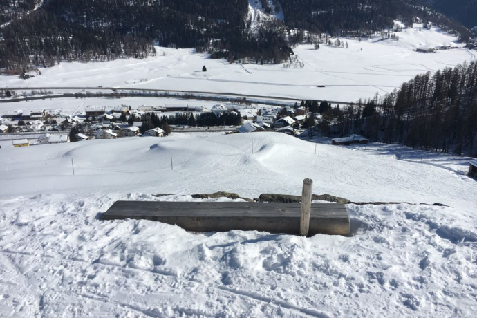 Bench Spinas Mitted (oua_621867236_image)