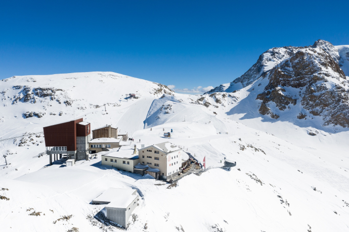 Bergstation Diavolezza mit Blick auf Sass Queder