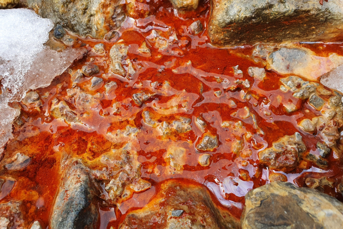 Das kräftige Rot der Funtana d'En