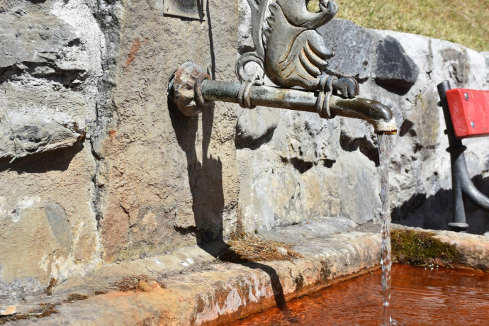 Squirrel fountain (Bügl da Squilat) with mineral water from the Clozza spring