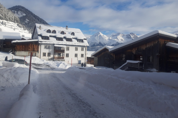 In Sedrun am weissen Haus vorbei