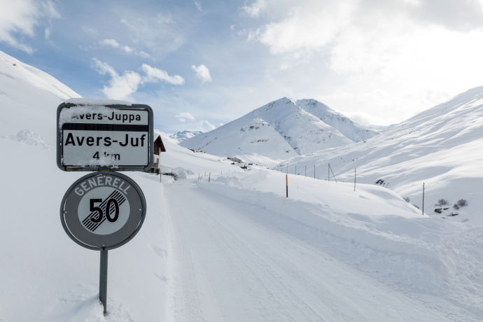 Strasse in Richtung Juf mit Wengahorn im Hintergrund