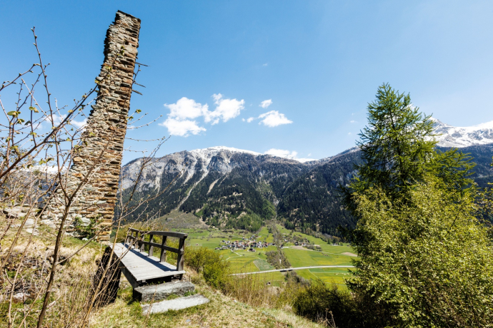 Die Burgruine Cagliatscha im Frühling