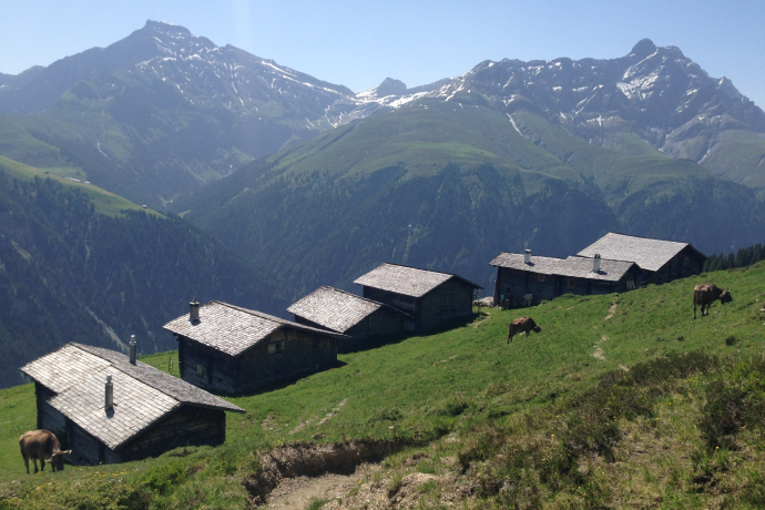 Zalöner Hütten mit Ausblick auf den Piz Beverin