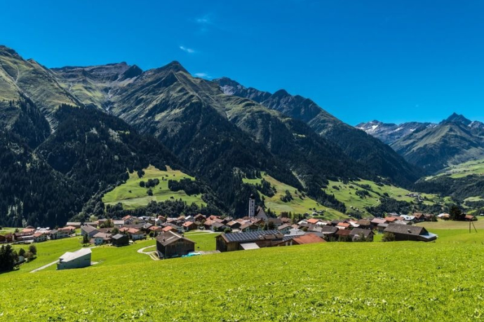 Lumbrein mit Péz Regina im Hintergrund