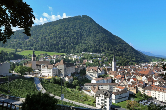 Churer Altstadt mit dem Hausberg Brambrüesch