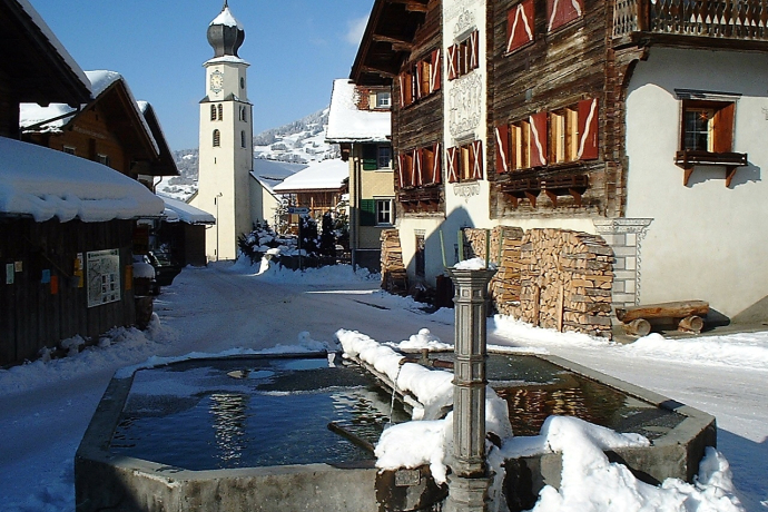 Wunderschöne Häuser säumen den Dorfplatz