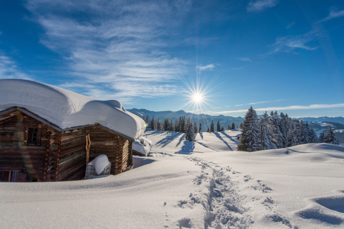 Tief versschneite Winterlandschaft