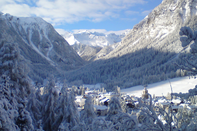 Blick auf das Dorf im Winter