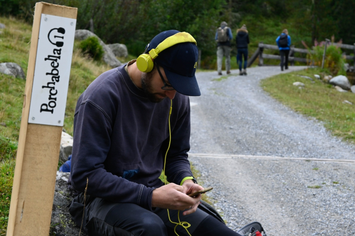 Audiolibro escursionistico Porchabella – Uccello della libertà. Inizia con i canti al primo palo.
