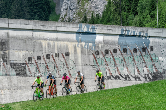 Panixer Stausee. It used to be Suworow, today it is gravel bikers. That is much more fun nowadays. And then this view from the dam wall!