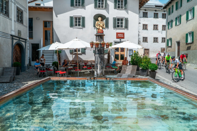 Einer der grössten Holzbrunnen in Europa. Baden ist schwierig, aber ein Kaffee trinken vor dem harten Aufstieg gut möglich.