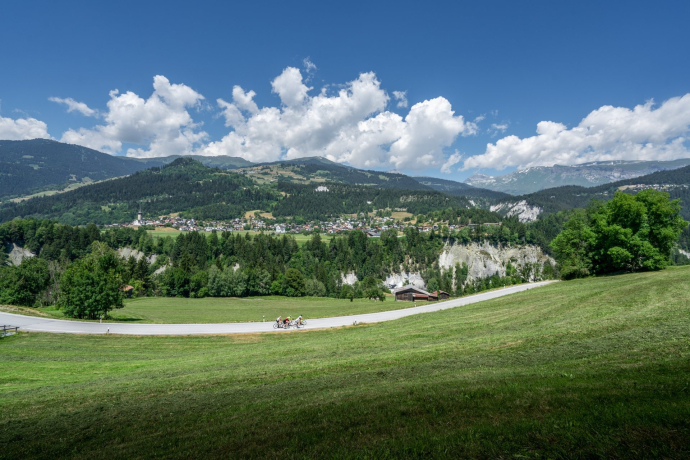 Nebenstrassen mit scheuen Blicken in die Rheinschlucht