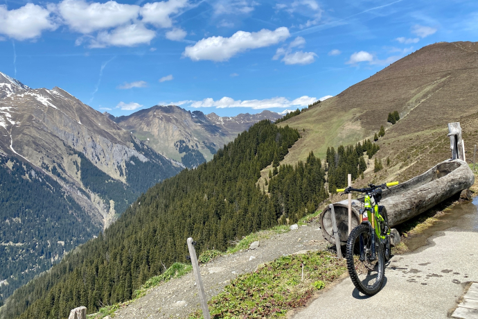 View from Alp Bischola to Piz Signina and Piz Fess in the Safien Valley