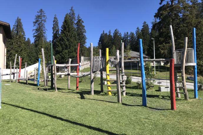 Parco giochi presso l'edificio scolastico di Lenzerheide