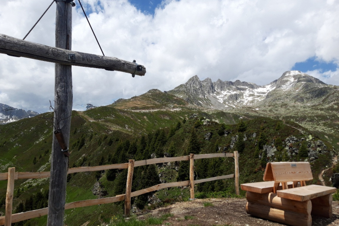 Gipfel mit Seilbahnstation Cuolm da Vi