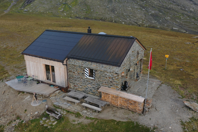 Das Foto zeigt die ganze Bifertenhütte von draussen Das Foto zeigt die ganze Bifertenhütte von draussen