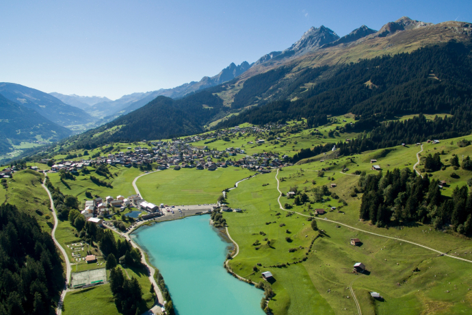 The photo shows Lake Brigelser looking towards Brigels