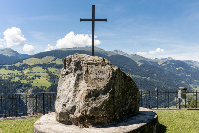 Das Foto zeigt ein grosser Stein mit einem Kreuz drauf Das Foto zeigt ein grosser Stein mit einem Kreuz drauf
