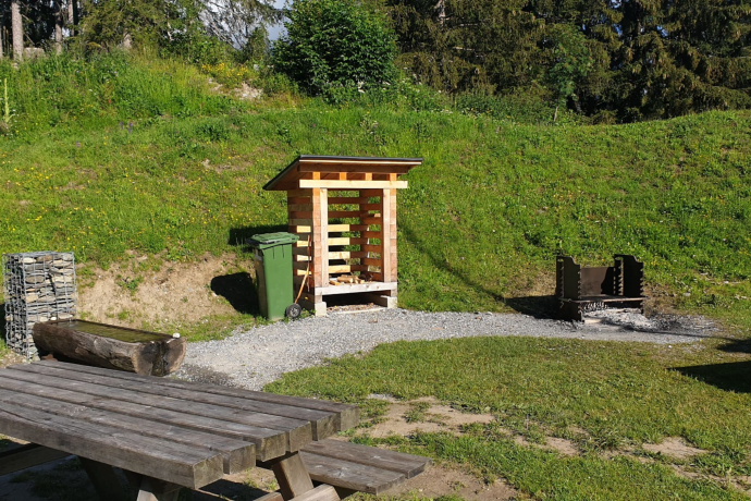 The photo shows the fireplace next to the tennis court in Brigels The photo shows the fireplace next to the tennis court in Brigels