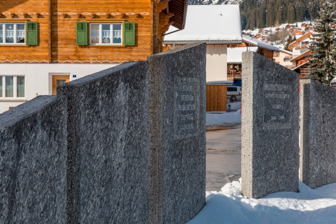 Das Foto zeigt die Gedenkstätte von Giacun Hasper Muoth