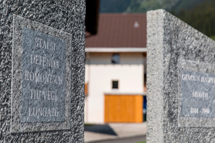 Das Foto zeigt die eingravierten Gedenkestätten
