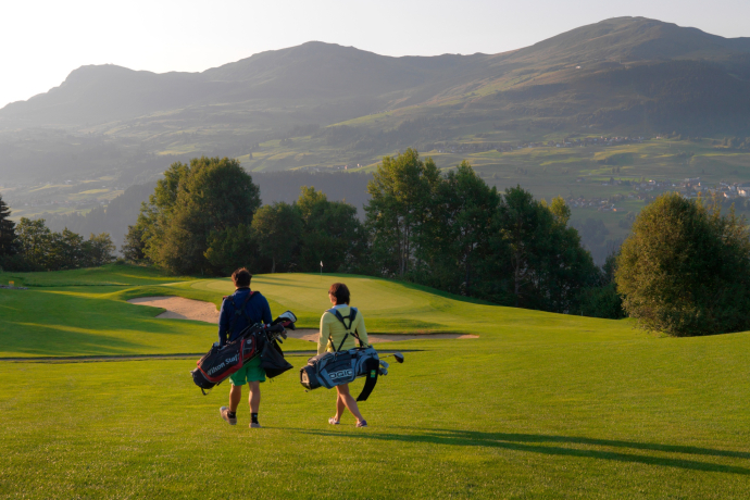 Das Foto zeigt zwei Golfer die auf dem Platz sind