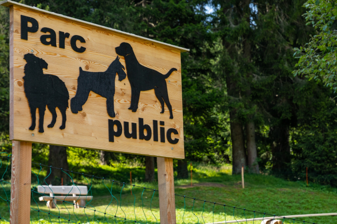 Das Foto zeigt den Eintritt ins Hundepark Stretga