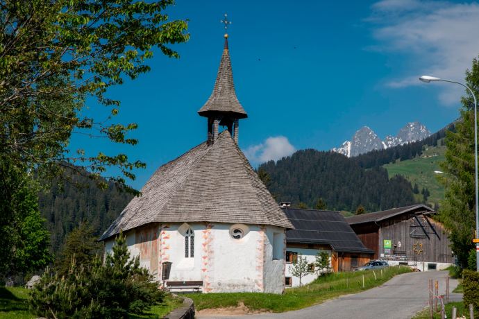 Das Foto zeigt die Kapelle von St. Jakob von der Strasse aus Das Foto zeigt die Kapelle von St. Jakob von der Strasse aus