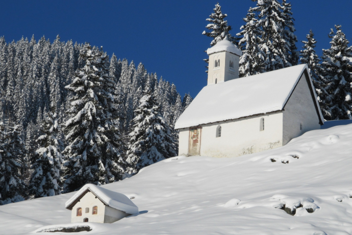 The photo shows the chapel of St. Sievi in winter
