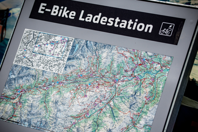 Das Foto zeigt die Infotafel für die E-Bike Ladestationen