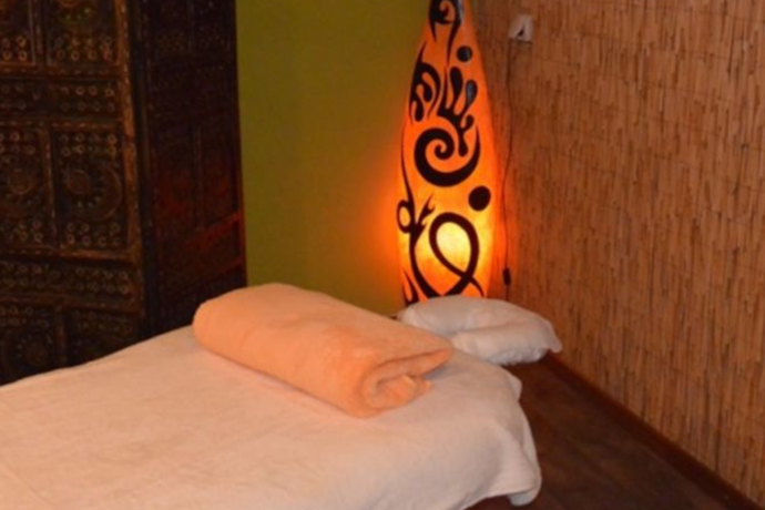 Das Foto zeigt einen Massagebett der Massagepraxis für Frauen