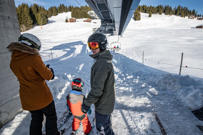 Das Foto zeigt eine Familie die in der Mittelstation im Winter einsteigen