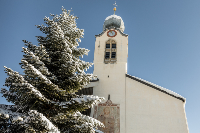 Das Foto zeigt die Pfarrkirche in Brigels im Winter