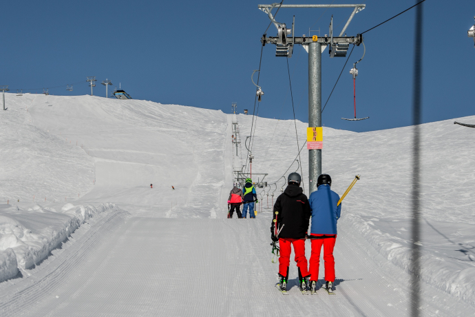 Das Foto zeigt Menschen auf dem Skilift Miret