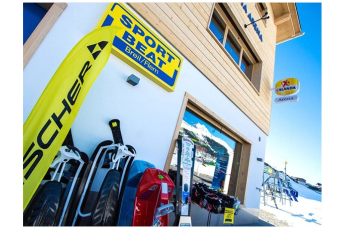 Das Foto zeigt das Sport Beat Testcenter neben der Talstation in Brigels