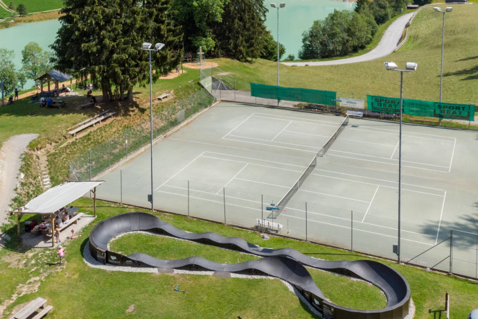 Das Foto zeigt den Tennisplatz von Brigels