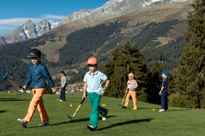 Das Foto zeigt 4 Jungs die auf dem Tigerpark Golf spielen Das Foto zeigt 4 Jungs die auf dem Tigerpark Golf spielen