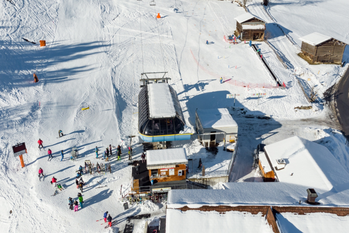 Das Foto zeigt die Talstation der vierer Sesselbahn in Waltensburg